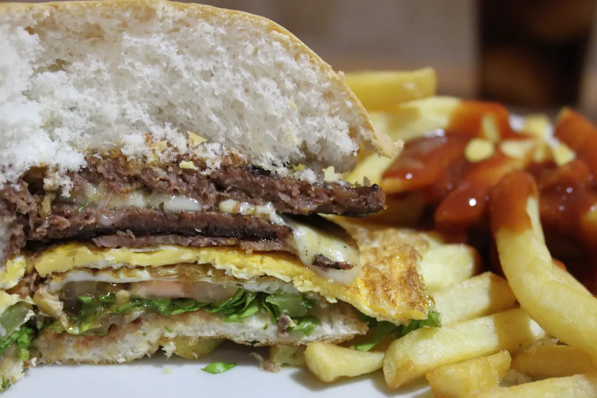 Hamburguesa XXL acompañada de papas